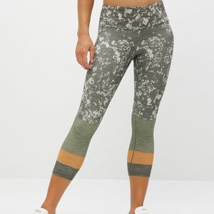 YOGA 3/4 Pillar Printed Capri Prana (Slate Canopy) Womens Leggings L